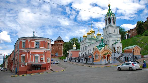 Обои на рабочий стол Ивановская церковь и Ивановская башня Кремля на площади Народного единства в Нижнем Новгороде, Россия, фотограф Алексей ТрефиловFollow