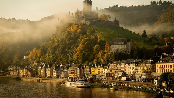 Обои на рабочий стол Город Кохем и древний замок Рейхсбург Кохем / Reichsburg Cochem на реке Мозель, Германия / Mosel, Germany, by by Jan van de Maat
