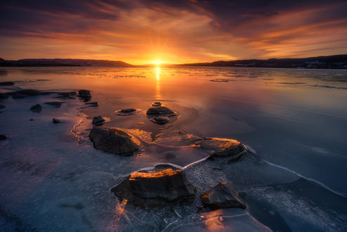 Обои на рабочий стол Закат на озере Tyrifjorden, Norway / Тирифьорден, Норвегия, фотограф Ole Henrik Skjelstad