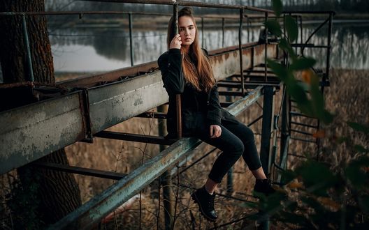 Обои на рабочий стол Девушка сидит на мосту, фотограф Евгений Сухоруков