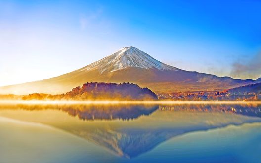 Обои на рабочий стол Вид на вулкан Фудзияма / Fujiyama и озеро Kavaguti в тихий осенний день, Япония / Japan