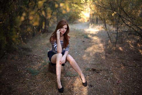 Обои на рабочий стол Девушка Юля сидит на пенька на дороге. Фотограф Murat Kuzhakhmetov