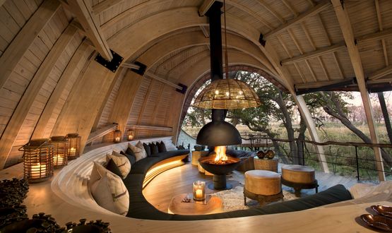 Обои на рабочий стол Большая уютная гостиная с камином в отеле Safari Botswana, Africa / Африка