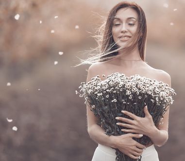 Обои на рабочий стол Девушка с ромашками в руках. Фотограф Photographyzp Yana