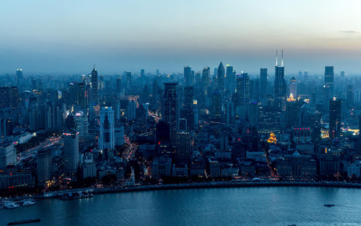 Обои на рабочий стол Вид на Huangpu and from the Marriott Hotels skybar in Pudong, Shanghai / Хуанпу и скай-бар отеля Marriott в Пудуне, Шанхай, China / Китай, фотограф Franck Michel