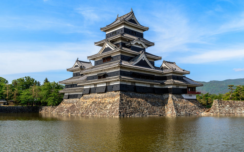 Обои для рабочего стола Matsumoto castle / Замок Мацумото / Замок Ворона и ров с водой на фоне голубого неба, префектура Нагано / Nagano, Япония / Japan