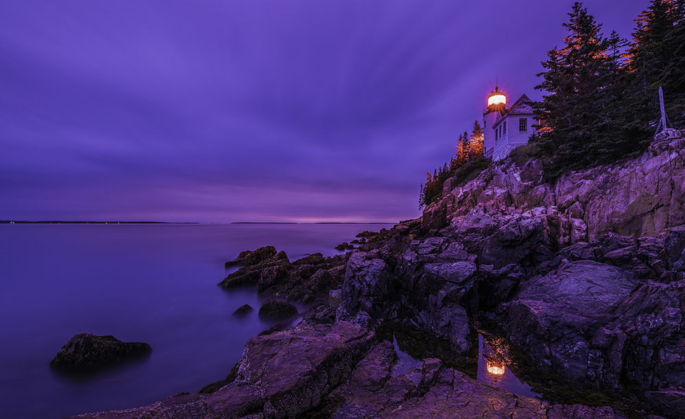 Обои для рабочего стола Bass Harbor Head Lighthouse, Maine / маяк Басс Харбор Хед в национальном парке Акадия в юго-западной части острова Маунт-Дезерт, штат Мэн, фотограф John S