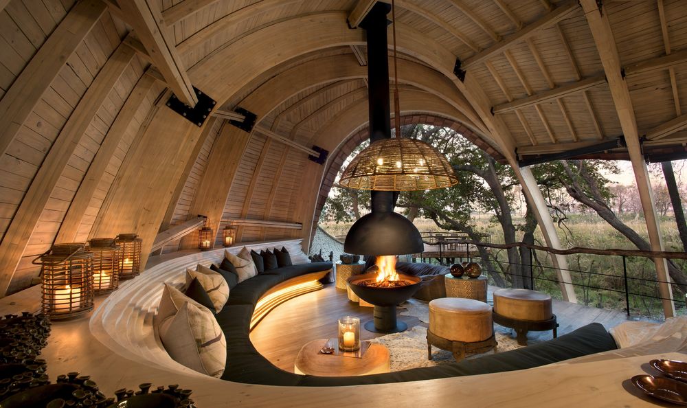 Обои для рабочего стола Большая уютная гостиная с камином в отеле Safari Botswana, Africa / Африка