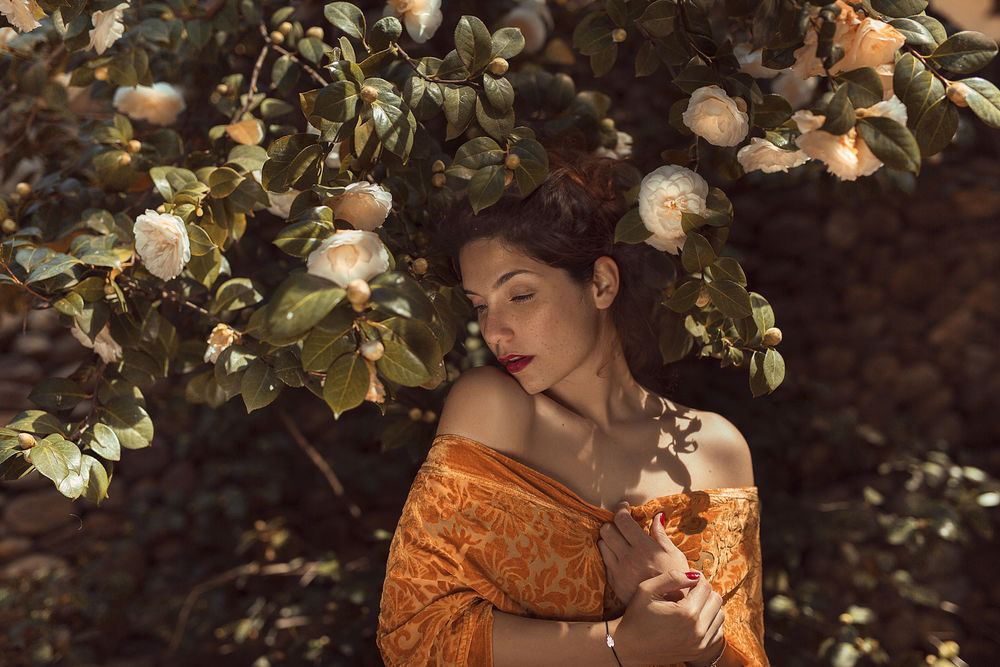 Обои для рабочего стола Девушка стоит у куста белой камелии, by Mara Saiz Photo