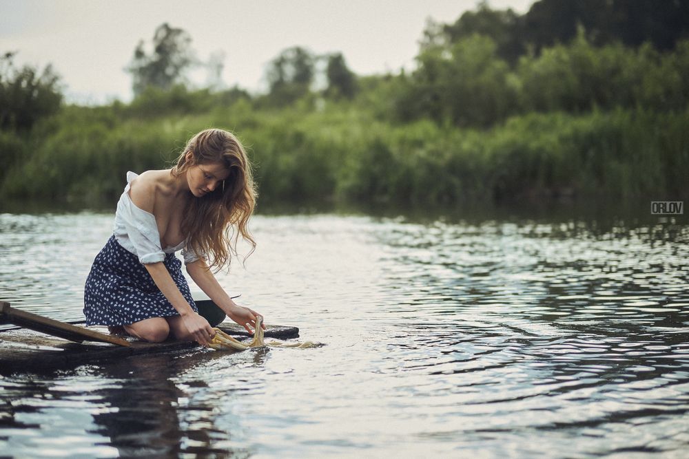 Foto Stock Задумчивая девушка у реки | Adobe Stock