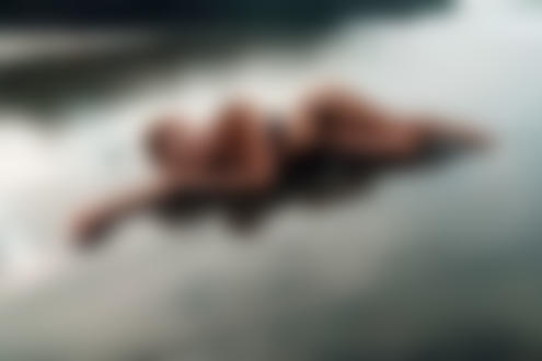 Обои на рабочий стол Модель лежит на побережье, фотограф Evgenii Angelov