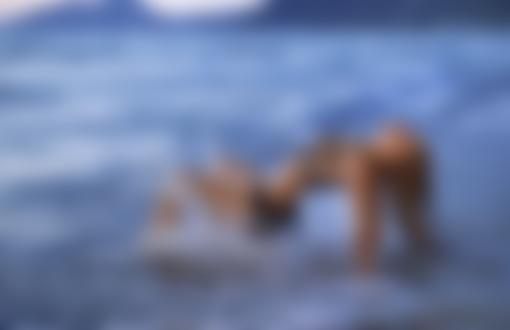 Обои для рабочего стола Девушка в сетчатом лифчике сидит в водоеме, фотограф Мочульский Леонид