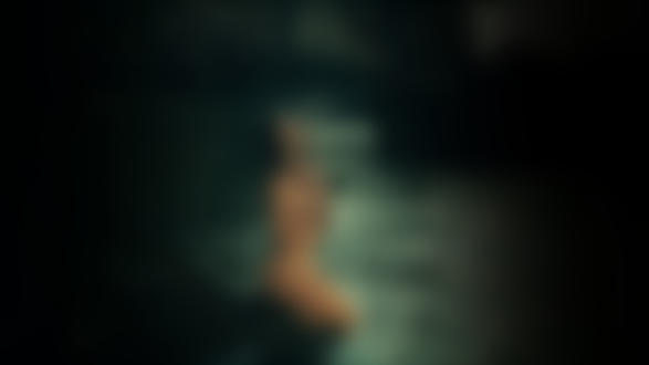 Обои на рабочий стол Модель Каролина сидит на камне в воде, фотограф Вьюшкин Игорь