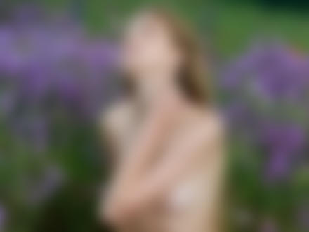 Обои на рабочий стол Модель Elle Tan / Эль Тан на фоне лаванды