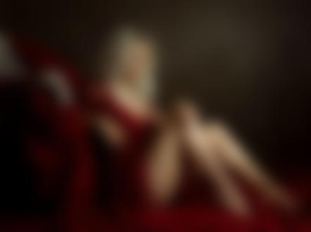 Обои для рабочего стола Девушка - блондинка в красном сидит у кресла, by Ornicar photographie