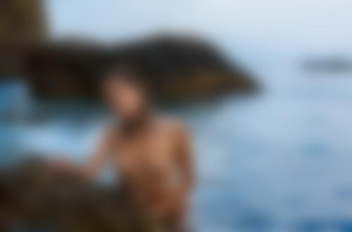 Обои для рабочего стола Обнаженная девушка стоит у камня в воде, фотограф Давыдов Юрий