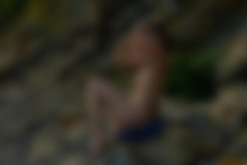 Обои на рабочий стол Обнаженная модель Настя сидит на камне, фотограф Александр Заварухин