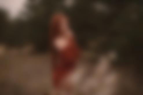 Обои для рабочего стола Девушка с длинными рыжими волосами стоит на траве, фотограф Олег Пономарев