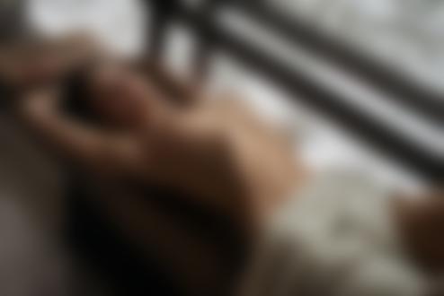Обои на рабочий стол Модель Мария Демина лежит на подоконнике окна, фотограф Шабурова Лиза