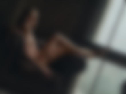 Обои на рабочий стол Обнаженная девушка сидит у окна, фотограф Виктор Водолазький