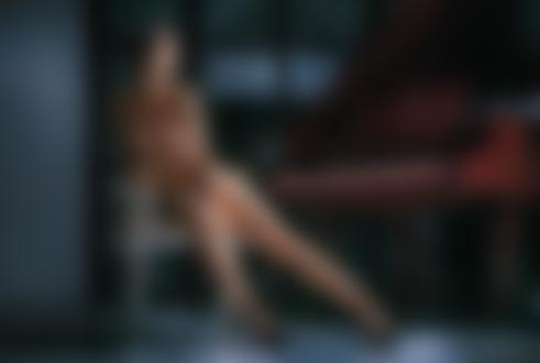 Обои на рабочий стол Девушка в трусиках и туфлях сидит у рояля, фотограф Виктор Водолазький