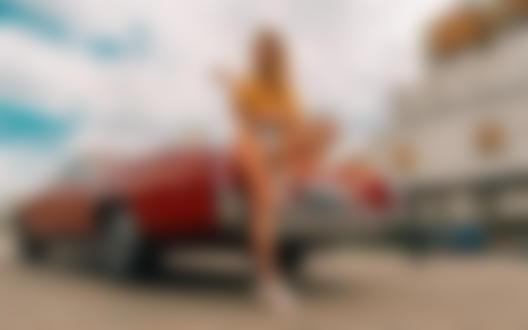 Обои на рабочий стол Модель Даша Маринина стоит у авто, фотограф Alexey Trifonov