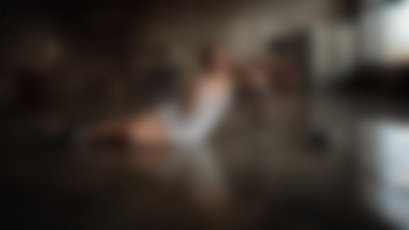Обои на рабочий стол Модель Настя лежит на полу, облокотившись на стул, фотограф Георгий Чернядьев