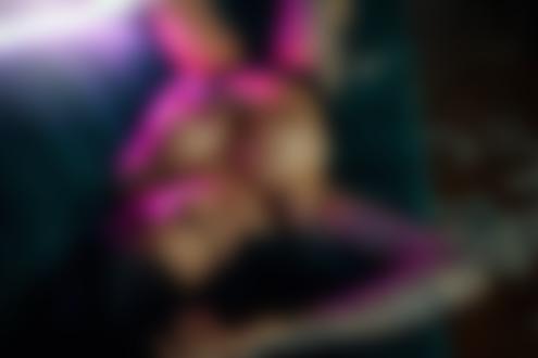 Обои на рабочий стол Девушка Евгения Таланина с тату на теле прикрывает грудь рукой, лежа на диване, фотограф Дмитрий Филатов