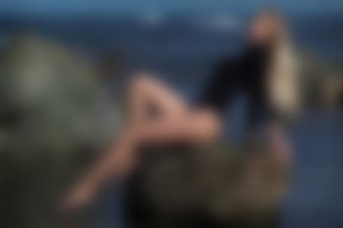 Обои на рабочий стол Девушка Анастасия сидит на камне, фотограф Андрей Серенков