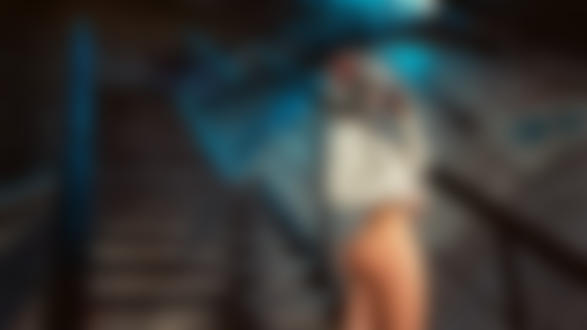 Обои на рабочий стол Девушка Анна в шлеме и курточке стоит у лестницы, фотограф Sergey Shishlov