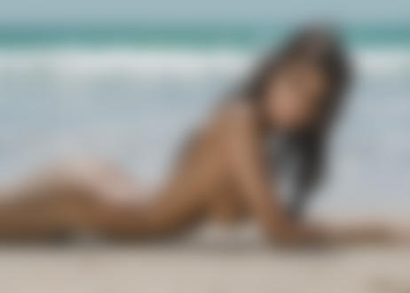 Обои на рабочий стол Модель Laura Giraudi лежит на песке у моря, фотограф Danyel Weideman