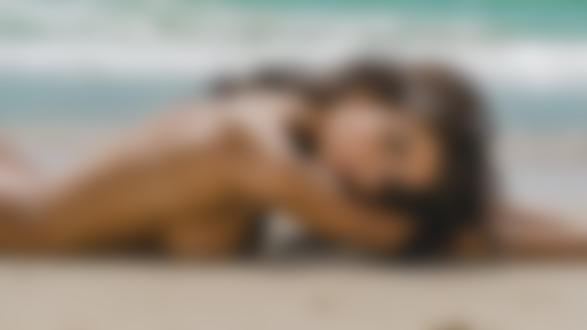 Обои для рабочего стола Модель Laura Giraudi лежит на песке у моря, фотограф Danyel Weideman