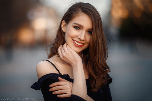 Обои на рабочий стол Улыбающаяся модель Мария. Фотограф Шишкин Марк
