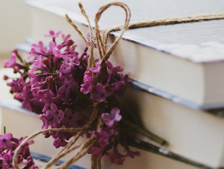 Обои на рабочий стол Сирень у стопки книг, автор Taisiia Shestopal