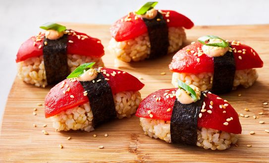 Обои на рабочий стол Японская кухня: суши с красной рыбой на разделочной доске