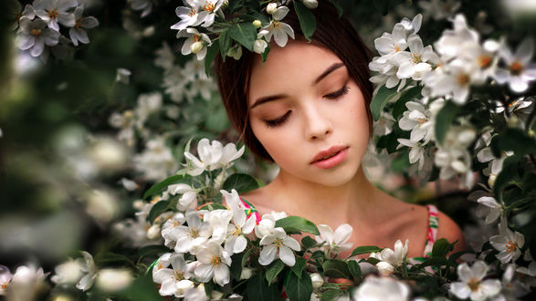 Обои на рабочий стол Модель Валерия / Valeria у цветущей яблони, by Renat Fotov
