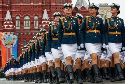 Обои на рабочий стол Девушки военнослужащие на параде Победы 9 МАЯ в городе Москве