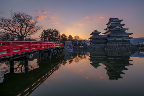 Обои на рабочий стол Matsumoto castle / Замок Мацумото / Замок Ворона с красным мостом, отражающийся в воде, префектура Нагано, Япония / Japan