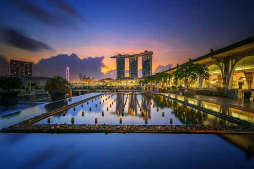 Обои на рабочий стол Вечерний вид на отель Marina bay sands / Марина Бэй Сэндс с колесом обозрения и акведуком, Republic of Singapore / Республика Сингапур