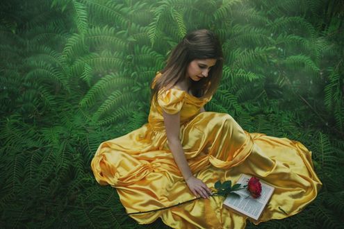 Обои на рабочий стол Belle / Белль из »Beauty and the Beast” / Красавица и чудовище в длинном платье сидит на траве, фотограф Alex Benetel