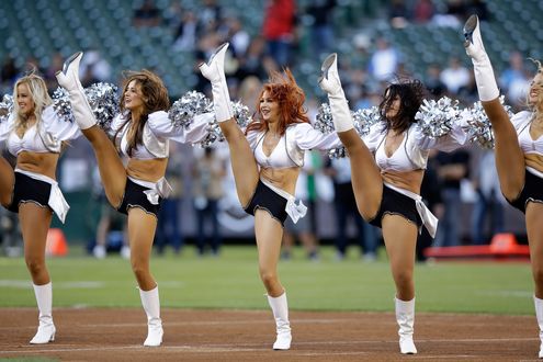 Обои на рабочий стол Чирлидинг девушки из группы поддержки NFL Oakland Raiders