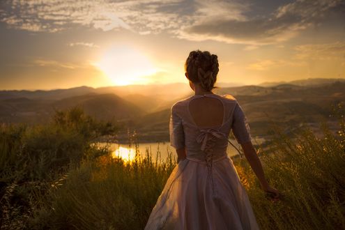 Обои на рабочий стол Девушка стоит спиной к нам на фоне заката, by Jessica Drossin