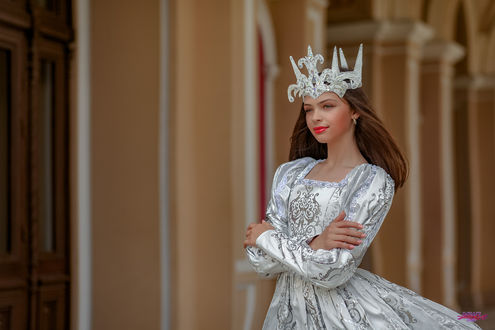 Обои на рабочий стол Девушка в белоснежном платье и короне, by Евгений MWL Photo