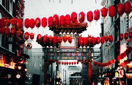 Обои на рабочий стол Городская улица с красными фонариками, China / Китай