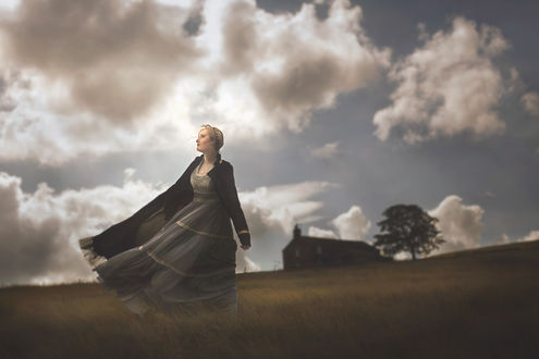 Обои на рабочий стол Девушка стоит на поле, by Jessica Drossin