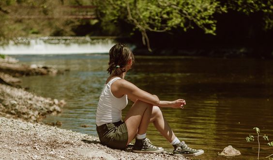 Обои на рабочий стол Девушка сидит у реки, by Jasmin Chew
