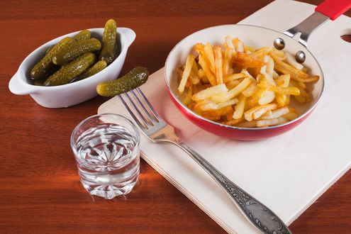 Обои на рабочий стол Сковородка с фри, водкой и солеными огурцами