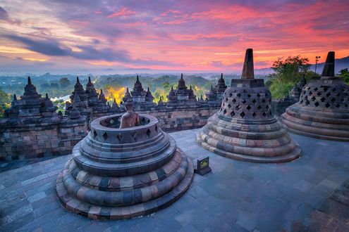 Обои на рабочий стол Borobudur Stupa, комплекс буддийских и индуистских храмов Прамбанан / Prambanan на закате, Индонезия / Indonesia