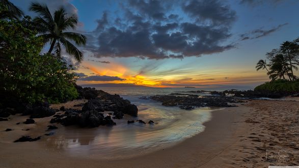 Обои на рабочий стол Красивый закат солнца на Makena Cove (aka Secret Cove или Paako Beach) - над красивым маленьким пляжем в форме полумесяца на побережье Мауи на Гавайях, фотограф Lauri Sten