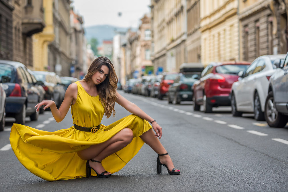 Обои для рабочего стола Девушка в желтом платье позирует на дороге, by Robert Scapec